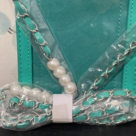 Badgley Mischka Crossbody Phone Case with Diamond Quilting and Pearls NWT - Picture 4 of 5